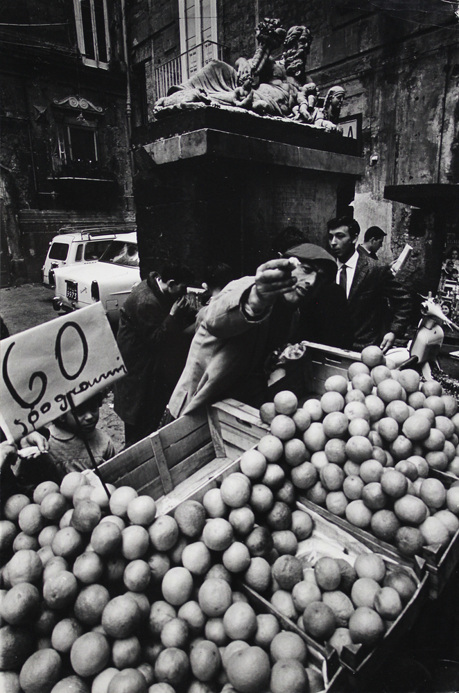 Merchant, From the series »The Italians« – print by Bruno Barbey – OstLicht