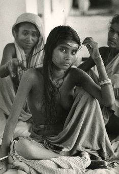 Refugee girl from Bangladesh – print by Bruno Barbey – OstLicht