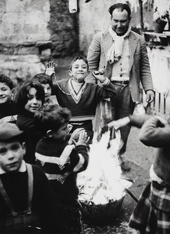Warm hands, From the series »The Italians«– print by Bruno Barbey – OstLicht