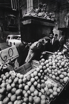 Merchant, From the series »The Italians« – print by Bruno Barbey – OstLicht