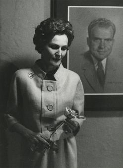 Pat Nixon, Washington D.C., 1960 – print by Eve Arnold – OstLicht
